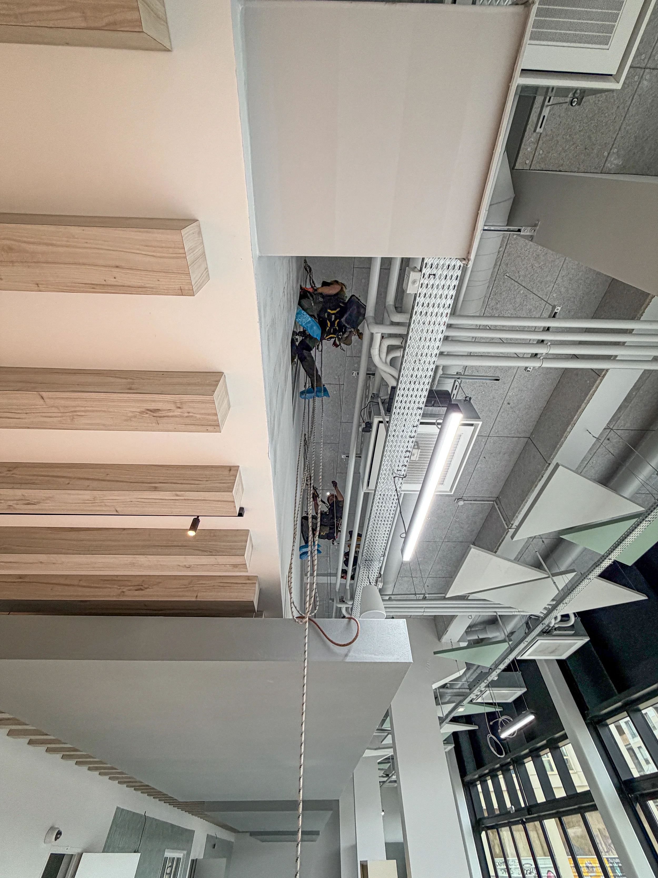 Intervention de cordistes MS Access pour finition et ancrages en hall chez EIFFAGE à Bordeaux (bâtiment) – 1